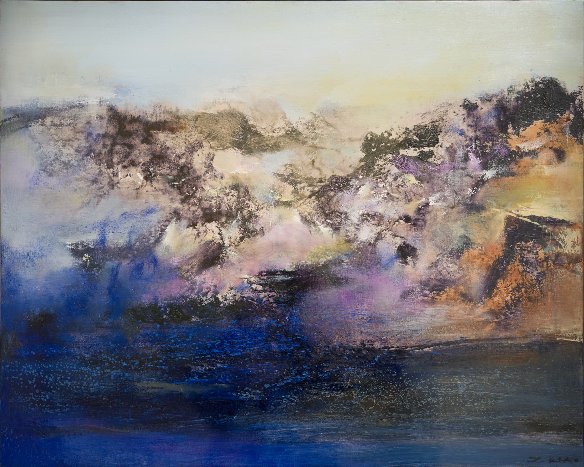 抽象风景画，色彩柔和，蓝色和紫色为主，呈现出山峦和天空的意象。